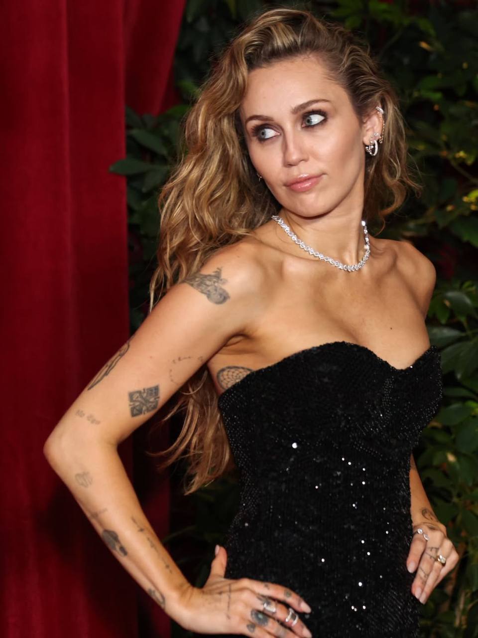 Майли Сайрус похвасталась внушительным обручальным колечком